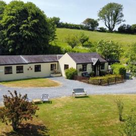 Cowslip Cottage Serenity with Jacuzzi, hotel in Saundersfoot