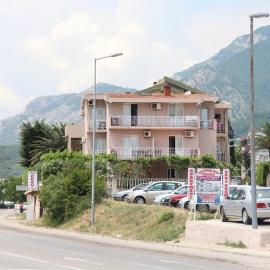 Apartments Petricevic، فندق في سوتوموري