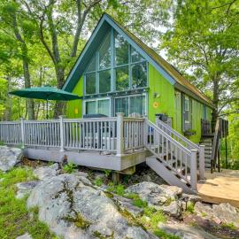 Great Cacapon Cabin w/ Mountain Views, Hotel in Great Cacapon