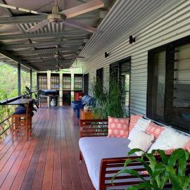 Girraween Rural Retreat with Gorgeous Lagoon Pool, hotel in Humpty Doo