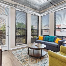 2 King Bed Spacious Apt Downtown Close to it All، فندق في آن آربر