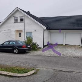 Small and cosy with free parking, hotel in Tromsø