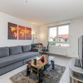 Bel appartement-garage privé-balcon-wifi fibre, hotel a Rhut