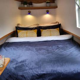 Cosy Canal Boat in Little Venice for Family & Friends, hótel í London