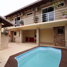casa com piscina pertinho da praia