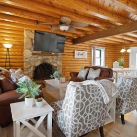 Renovated 5BR/3BA Cabin w/ Rec Room, Hotel in Charlotte