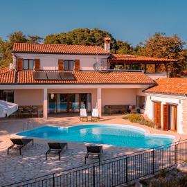 Villa Arton heated swimming-pool, hotell i Žminj