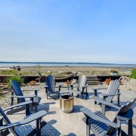 Coastal PNW Home on Swimmable Beach w/ Hot Tub!