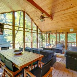 Riverfront West Virginia Cabin w/ Screened-In Deck, hotel en Marlinton