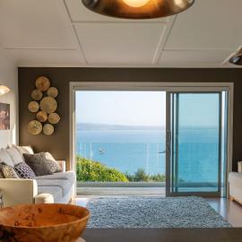 Omiha Oasis with seaviews and spa pool, hotel in Omiha