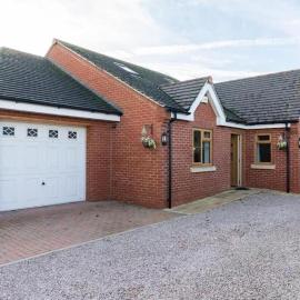 4 Bed Detached Home-Gloucester-Sleeps 10-Parking for 3-Work or Leisure, hotel i Down Hatherley