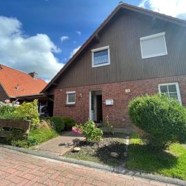 Haus Tillmann mit Hund in Hooksiel, hotel in Wangerland