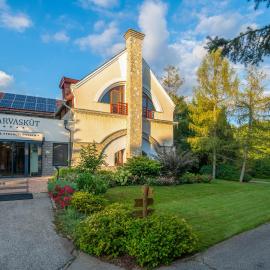 Szarvaskút Hotel, hotel u gradu Zirc