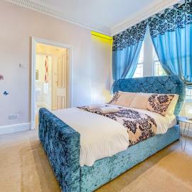 *RF9bC* For your most relaxed & Cosy stay + Free Parking + Free Fast WiFi *, hotel in Moortown