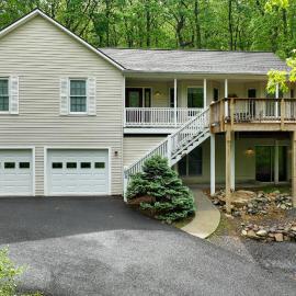 17-Seat Home Theater, Hot Tub, Huge Game Room!, hotell i Massanutten