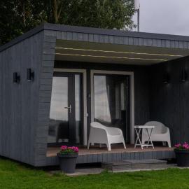 Tiny house aan het water op de appelhof, готель у місті Wommels