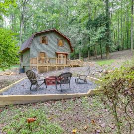 Wooded Blue Ridge Cabin: 2 Decks, Fire Pit!, khách sạn ở Blue Ridge