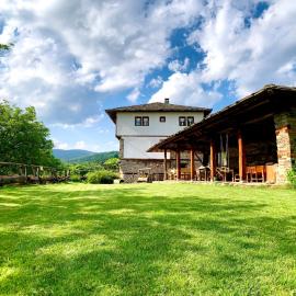 Family Hotel Byalata Kashta, hotelli kohteessa Kovachevitsa