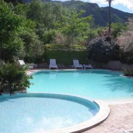 Sud Ardeche joli chalet clim piscine rivière LE CERF Village du serre, hotel di Gravières