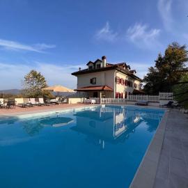 Large villa for 20 guests on large estate with private pool and tennis court Big conference room with facilities VILLAITALY EU, hotel in Cairo Montenotte