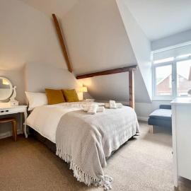 Quirky 2-bed flat w/ parking central Kingsbridge, hotel u gradu Kingsbridž