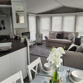 Palm Grove 28 - Golden Palm - Central heating, pet friendly, WiFi, bed linen - Meadow Lakes Caravan & Lodge Hire, hotel in Chapel Saint Leonards