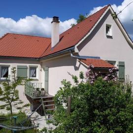 Ferienhaus mit Garten und Balkon