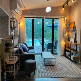 Us on Earth Guesthouse, hotel Tanjangban