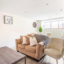Cozy 2 brm apartment mins away from United Center