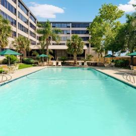 La Quinta Inn & Suites by Wyndham New Orleans Airport, hotel di Kenner