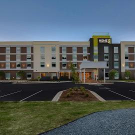 Home2 Suites By Hilton Fayetteville North، فندق في فايتفيل