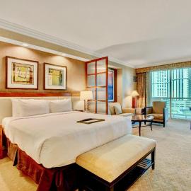 No Resort Fee - Balcony Strip Views, Pools & Parking, hotel in Las Vegas