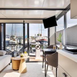 Cosy tiny houseboats near beach and restaurants by Weltevreden Experience, hotel v destinácii Zeewolde