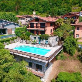 Residenza I Laghi with private Garden panoramic Pool Garage and Air Conditioning، فندق في بورليتسا