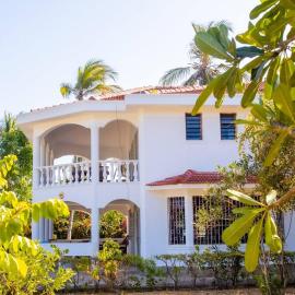 Sand and Shells Beach House- 4 Bedroom with a pool, hotel in Mombasa