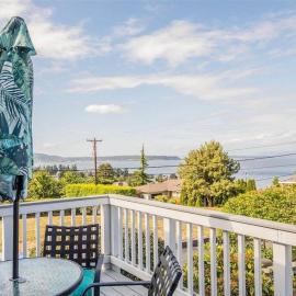 Charming beach home with Ocean & Mt. Baker View, hotel din Camano