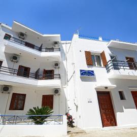 To Gefyraki Rooms: Agios Kirykos’ta bir otel