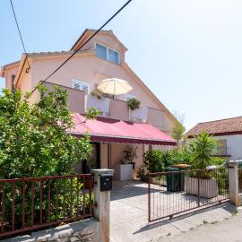 Seaside holiday house Preko, Ugljan - 18077, hotell i Preko