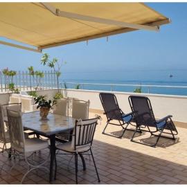 Attico una finestra sulle Isole Eolie, hotell i Brolo