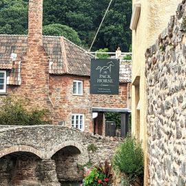 The Pack Horse Exmoor National Park Allerford Riverside Cottage & Apartments, hotel in Minehead