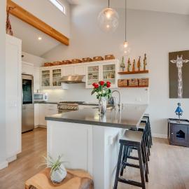 Malibu Retreat w/ Balcony & Mountain Views, ξενοδοχείο στο Μαλιμπού