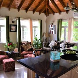 Coconut Walk Beach Apartment, hotel in Christ Church