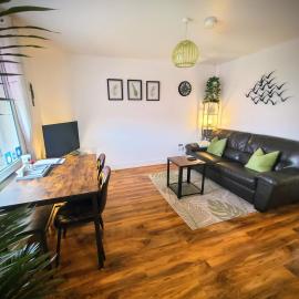 Vale View Apartment, Prestatyn - a stylish town centre flat for couples, solos, contractors and dogs, just a 5 min walk to beach!