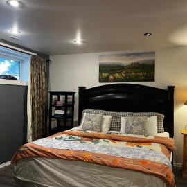 hidden valley new basement suite with private bathroom!, hotel u gradu Kalgari