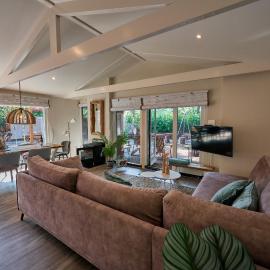 zen-Bungalow no 5 met sauna en hottub: Rheezerveen şehrinde bir otel