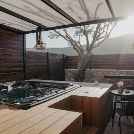 The Stonehouse Suites with Private Bath Spas – hotel w mieście Limassol
