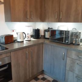 3 Bed House - Sleeps 4 - Parking - Wifi, hotel a Rushden
