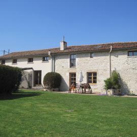 Le Noisetier at Les Hiboux Gites, hótel í Chef-Boutonne