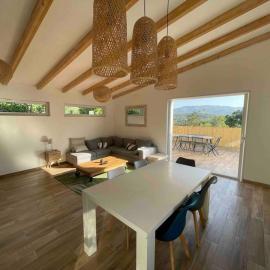 Petite maison avec terrasse.