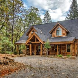 Shasta Lake Luxury Log Cabin: Hot tub & Pool、Lakeheadのホテル